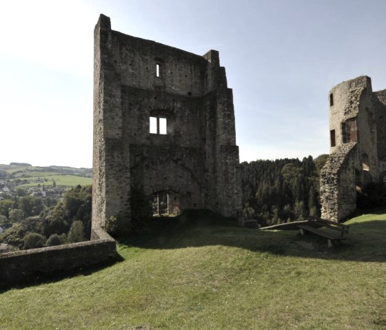 Burgruine Schönecken, © Naturpark Nordeifel Geschäftsstelle Prüm Burgruine Schönecken, © Naturpark Nordeifel Geschäftsstelle Prüm