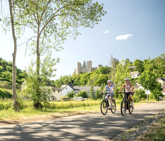 Nims-Radweg mit Burg Schönecken im Hintergrund, © Eifel Tourismus GmbH, Dominik Ketz Nims-Radweg mit Burg Schönecken im Hintergrund, © Eifel Tourismus GmbH, Dominik Ketz