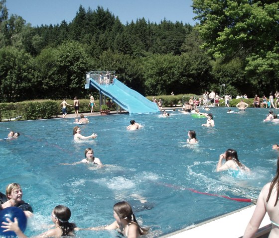 Waldfreibad Prüm mit Rutschbahn, © Tourist-Information Prümer Land Waldfreibad Prüm mit Rutschbahn, © Tourist-Information Prümer Land