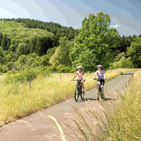 Zwei Radfahrerinnen auf dem Eifel-Ardennen-Radweg im Alfbachtal , © Eifel Tourismus GmbH, Dominik Ketz Zwei Radfahrerinnen auf dem Eifel-Ardennen-Radweg im Alfbachtal , © Eifel Tourismus GmbH, Dominik Ketz