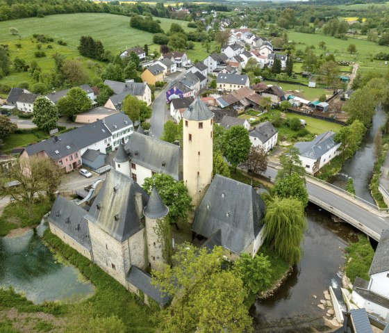 Burg Rittersdorf von oben, © Eifel Tourismus GmbH, Dominik Ketz Burg Rittersdorf von oben, © Eifel Tourismus GmbH, Dominik Ketz