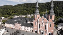 St. Salvator Basilika mit ehem. Abteigebäude, © TI Prümer Land St. Salvator Basilika mit ehem. Abteigebäude, © TI Prümer Land
