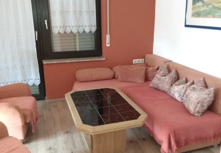 Wohnzimmer mit Aussicht ins Grüne Wohnzimmer mit Aussicht ins Grüne