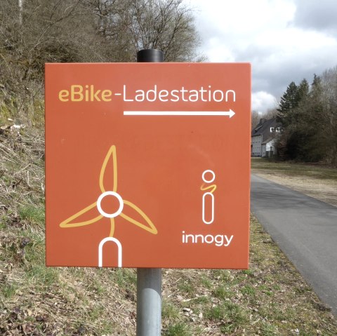 e-bike-ladestation Pronsfeld am Radweg, © Tourist-Information Prümer Land e-bike-ladestation Pronsfeld am Radweg, © Tourist-Information Prümer Land