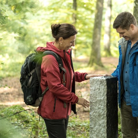 Zwart-witte grenssteen op het Schneifelpad, © Eifel Tourismus GmbH / D. Ketz Zwart-witte grenssteen op het Schneifelpad, © Eifel Tourismus GmbH / D. Ketz