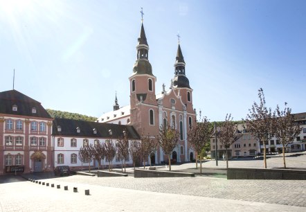 Basilika Prüm mit ehemaliger Abtei, Hahnplatz, © Tourist-Information Prümer Land Basilika Prüm mit ehemaliger Abtei, Hahnplatz, © Tourist-Information Prümer Land
