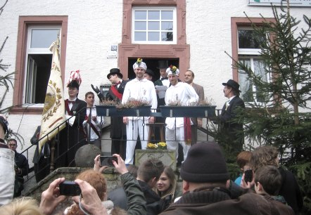 Schönecker Eierlage Raffer und Läufer, Archivfoto, © TI Prümer Land/Junggesellensodalität Schönecken Schönecker Eierlage Raffer und Läufer, Archivfoto, © TI Prümer Land/Junggesellensodalität Schönecken