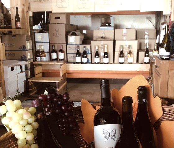 Wein mit Aussicht Bio Weinlager, © Wein mit Aussicht, Bio Weinlager Wein mit Aussicht Bio Weinlager, © Wein mit Aussicht, Bio Weinlager