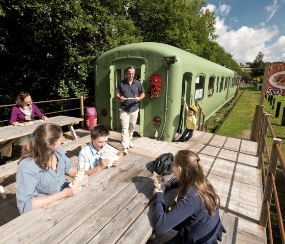 Enjoy Belgian specialties: Waffles on the trolley near Kalterherberg, © vennbahn.eu Enjoy Belgian specialties: Waffles on the trolley near Kalterherberg, © vennbahn.eu