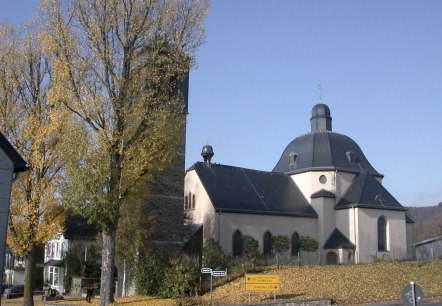 Pronsfeld Dorfplatz Bäckerei und kath.i Kirche, © Tourist-Information Prümer Land Pronsfeld Dorfplatz Bäckerei und kath.i Kirche, © Tourist-Information Prümer Land