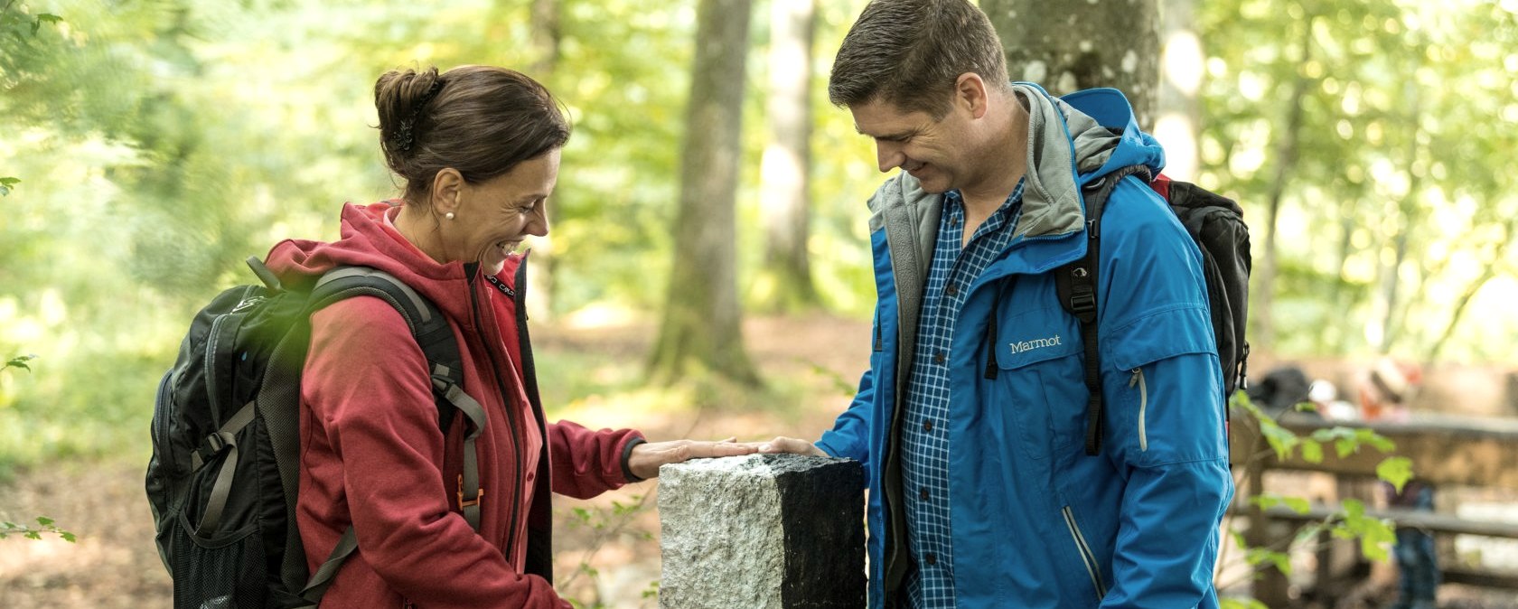 Schwarz-weißer Grenzstein am Schneifel-Pfad, © Eifel Tourismus GmbH, D. Ketz Schwarz-weißer Grenzstein am Schneifel-Pfad, © Eifel Tourismus GmbH, D. Ketz