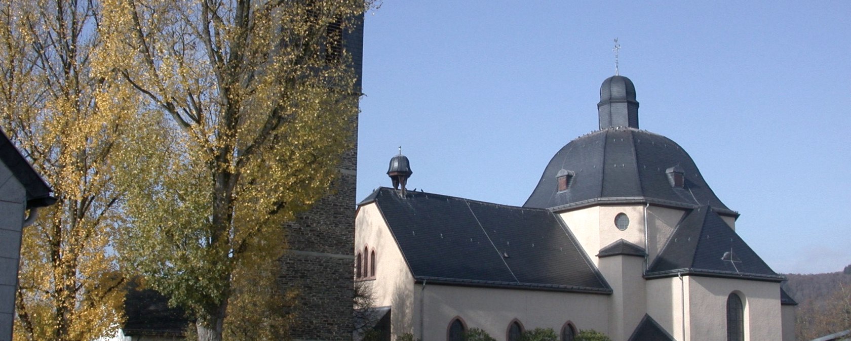 Pronsfeld Dorfplatz Bäckerei und kath.i Kirche, © Tourist-Information Prümer Land