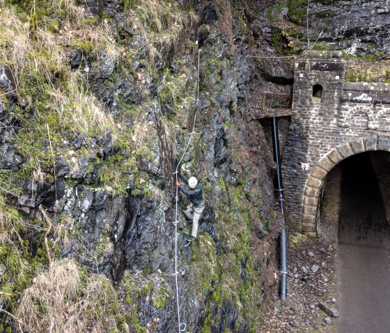 Bij de drakengrot bij de voormalige spoorwegtunnel klim je aan beide kanten en boven de tunnel., &copy; Felsenland S&uuml;deifel Tourismus GmbH, LMZ Media