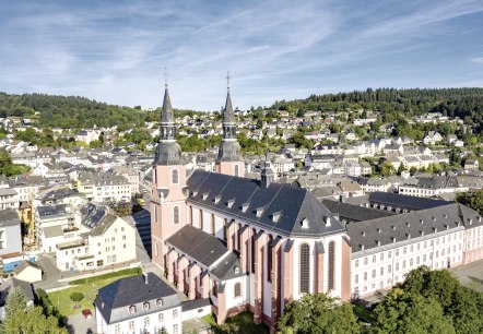 Blick auf Pr&uuml;m mit St. Salvator Basilika, &copy; Eifel Tourismus GmbH