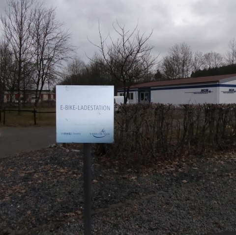 E-Bike Ladestation Bleialf Hinweisschild, © Tourist-Information Prümer Land