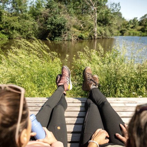 Entspannte Rast am Mu&szlig;eplatz, Angelweiher am Richelberg, Bachpfad, &copy; Eifel Tourismus GmbH, Dominik Ketz