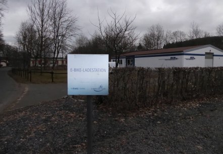 E-Bike Ladestation Bleialf Hinweisschild, © Tourist-Information Prümer Land