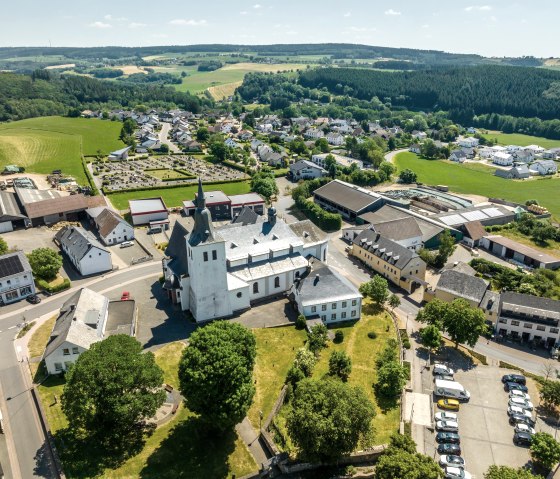 Bleialf mit Pfarrkirche Sankt Marien, &copy; Tourist-Information Pr&uuml;mer Land/Eifel Tourismus GmbH, D. Ketz