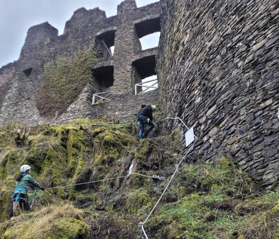 Klettern an der Burgmauer, &copy; Felsenland S&uuml;deifel Tourismus GmbH