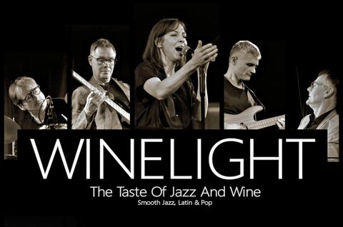 Une bande de cinq membres lors d'un concert en direct. L'accent est mis sur la musique jazz et le vin.