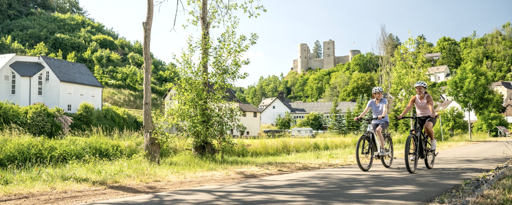 Nims cycle path with Sch&ouml;necken Castle in the background, &copy; Eifel Tourismus GmbH, Dominik Ketz