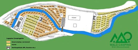 Eine Karte eines Campingplatzes mit verschiedenen Stellplätzen, einem Fluss und umliegenden Bäumen. Die verschiedenen Bereiche sind farblich gekennzeichnet.