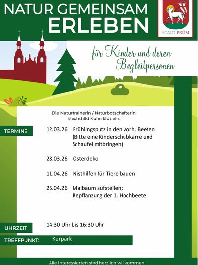 Ein Holzschild mit der Aufschrift „Klettern 032“ hängt an einem Baum. Im Hintergrund sind hohe Bäume und herbstliche Blätter zu sehen.