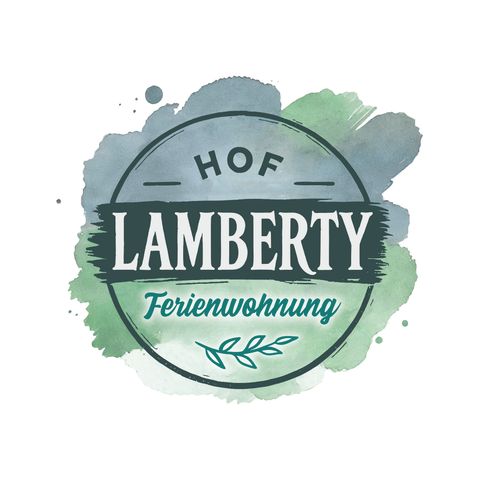 Ein rundes Logo für "Hof Lamberty Ferienwohnung". Es zeigt einen grünen, aquarellierten Hintergrund mit dem Schriftzug in Schwarz und Weiß.