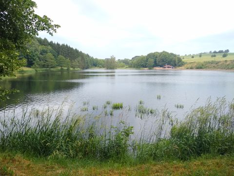 Der Blick auf den Stausee und die angrenzenden Wälder und Wiesen
