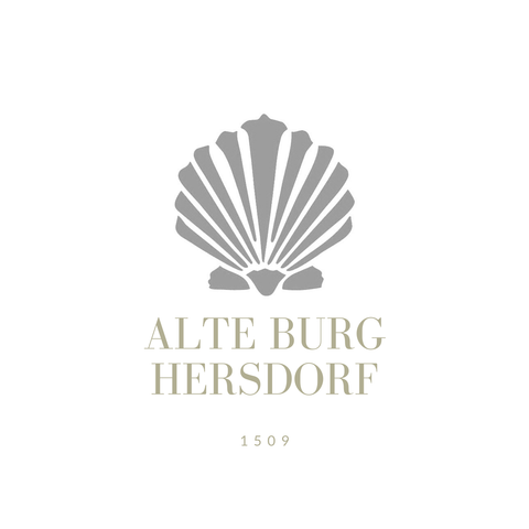 Ein elegantes Logo mit einer Muschel und dem Schriftzug „ALTE BURG HERSDORF 1509“. Die Gestaltung ist schlicht und stilvoll.
