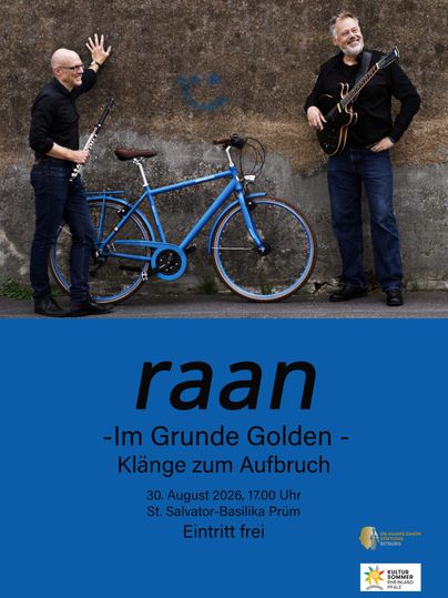 Zwei Musiker stehen neben einem blauen Fahrrad vor einer grauen Wand. Der Text informiert über ein Konzert mit dem Titel "Im Grunde Golden" in der St. Salvator-Basilika Prüm.