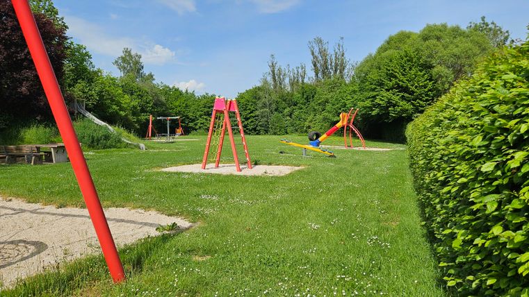 Bunt gestalteter Kinderspielplatz.