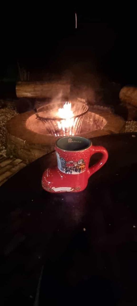 Glühwein Tasse vor dunklem Hintergrund