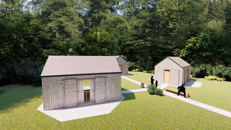 Drei moderne Holzhäuser stehen in einer grünen Umgebung. Einige Menschen sitzen und treiben Aktivitäten im Freien.