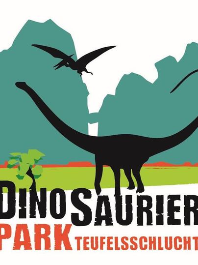 Un logo du parc des dinosaures Teufelsschlucht. Il montre un long dinosaure et un ptérosaure volant devant un paysage de montagnes.