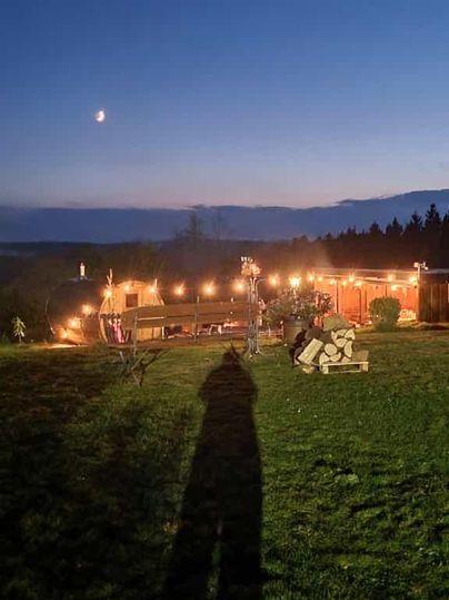 Vue de loin sur l'événement Jardin des Lumières. On peut voir un feu de camp.