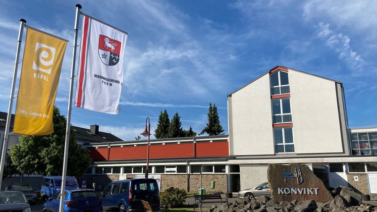 Ein modernes Gebäude mit Fahnen im Vordergrund. Der Schriftzug "KONVIKT" ist gut sichtbar.