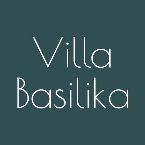 Ein minimalistisches Logo mit dem Text "Villa Basilika". Die Schrift ist elegant und modern auf einem einheitlichen Hintergrund.