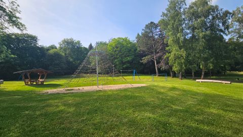 Großes Klettergerüst für Kinder auf dem Wiesenspielplatz.