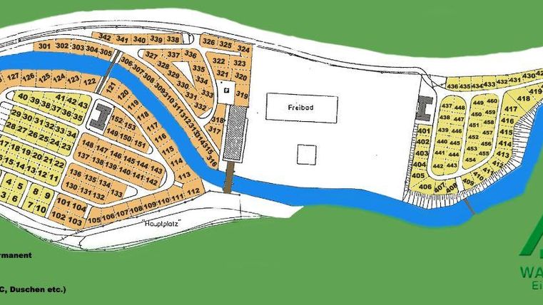 Eine Karte eines Campingplatzes mit verschiedenen Stellplätzen, einem Fluss und umliegenden Bäumen. Die verschiedenen Bereiche sind farblich gekennzeichnet.