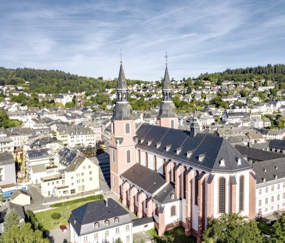 Vue sur Pr&uuml;m avec la basilique St. Salvator, &copy; Eifel Tourismus GmbH