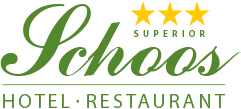 Een elegant logo van het Hotel en Restaurant Schoss. Het toont de naam in groene letters met drie gouden sterren.