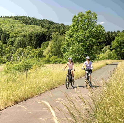 Zwei Radfahrerinnen auf dem Eifel-Ardennen-Radweg im Alfbachtal , © Eifel Tourismus GmbH, Dominik Ketz