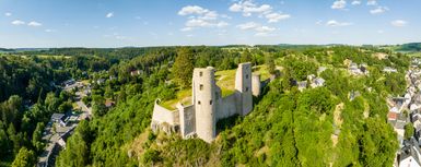 Die Ruine der Burg Schönecken mit der Schönecker Schweiz im Hintergrund