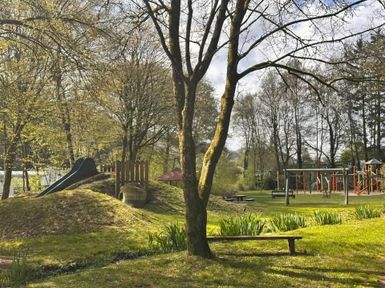 gezeigt wird der Spielplatz aus weiterer Entfernung