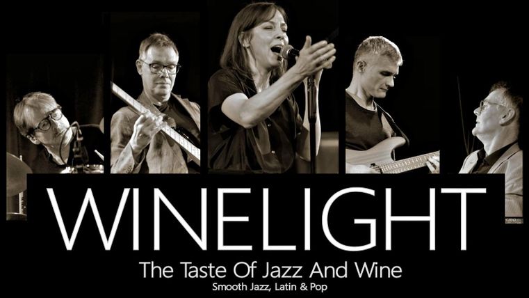 Une bande de cinq membres lors d'un concert en direct. L'accent est mis sur la musique jazz et le vin.