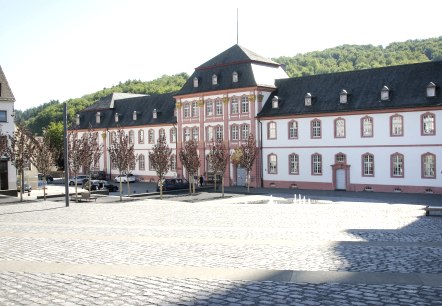 Ehemaliges Abteigebäude Vorderansicht, © Tourist-Information Prümer Land/PM Studio