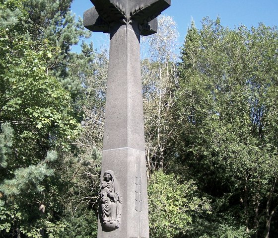 Kalvarienberg Explosionskrater u. Gedenkkreuz, © Tourist-Information Prümer Land/Naturpark Geschäftsstelle Prüm