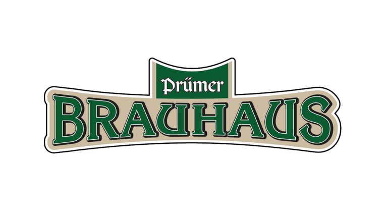 Ein Logo des Prümers Brauhauses. Es zeigt den Schriftzug „Prümer BRAUHAUS“ in grüner und schwarzer Schrift.