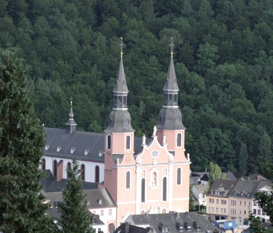 Uitzicht in de vallei naar de Sint-Salvatorsbasiliek in Prüm, © Tourist-Information Prümer Land